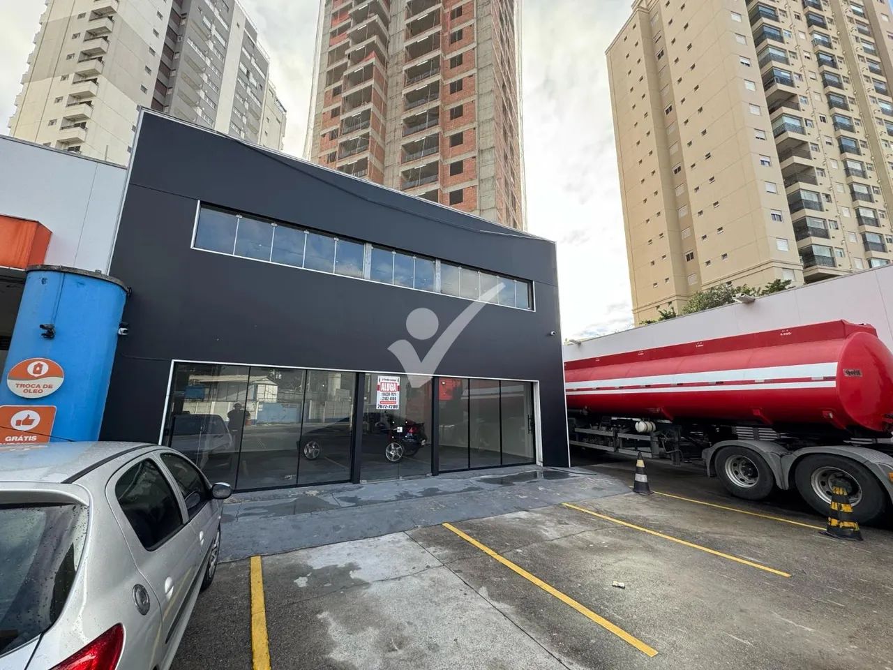 Ótimo Salão Comercial para Alugar  Av. Dr. Eduardo Cotching