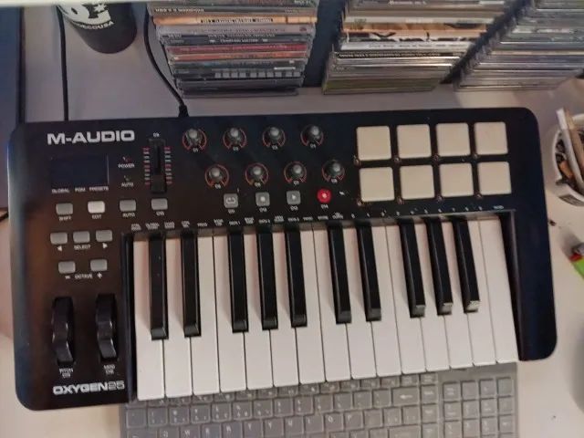 Vendo controlador semi novo marca M-Audio, 25 teclas, 8 pads excelente estado!