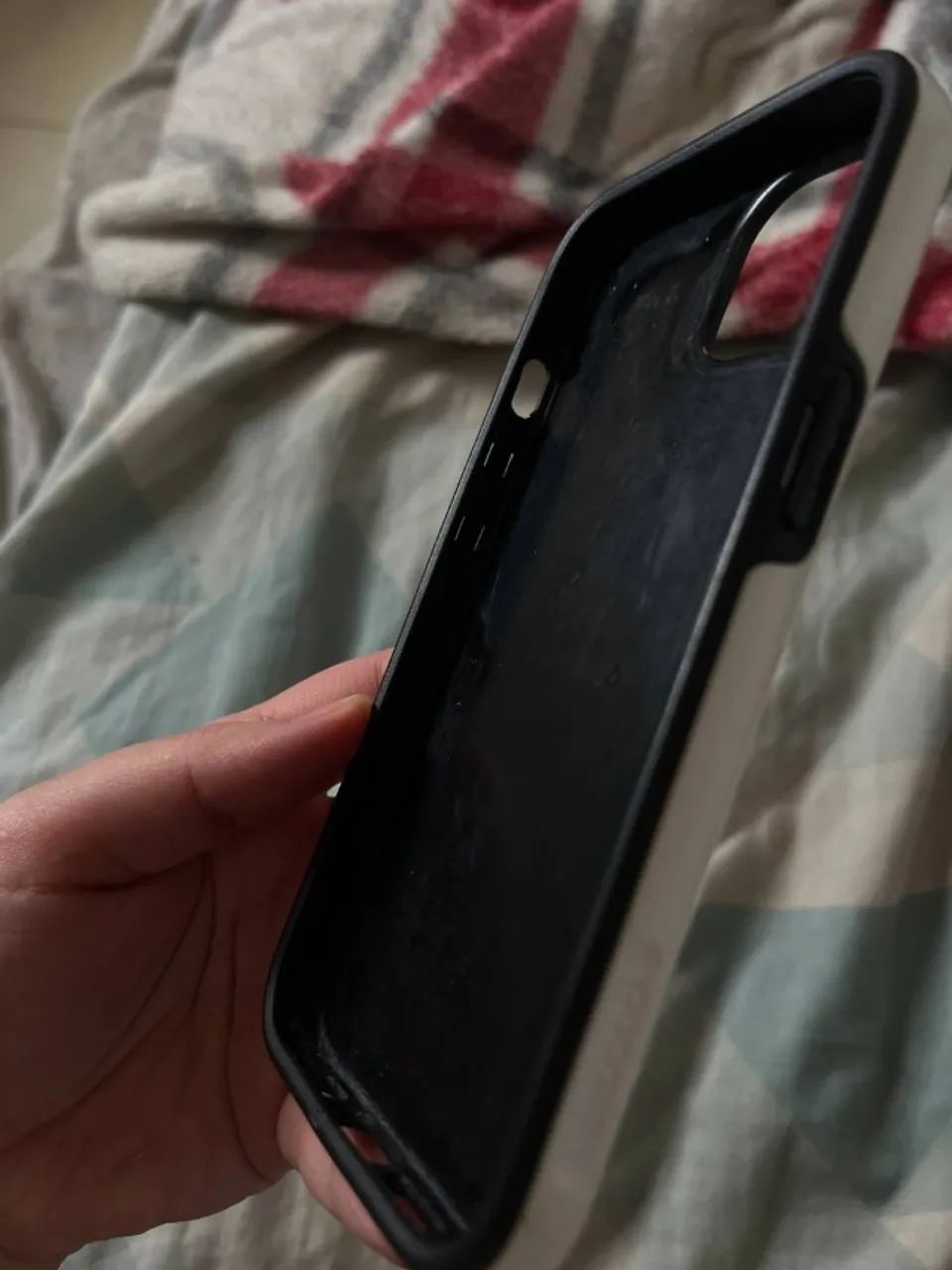 Capa GoCase Iphone 13 preta e branca dupla proteção - Foto 4
