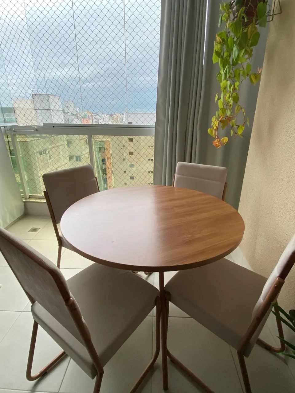 Mesa com 4 cadeiras 