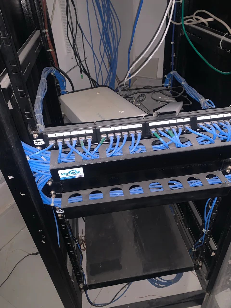 Rack com switch e patch painel  - Foto 4