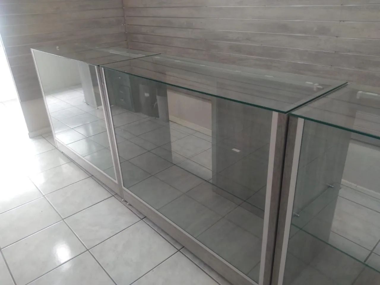 Vendo balcão de vidro para loja + balcão caixa  - Foto 3