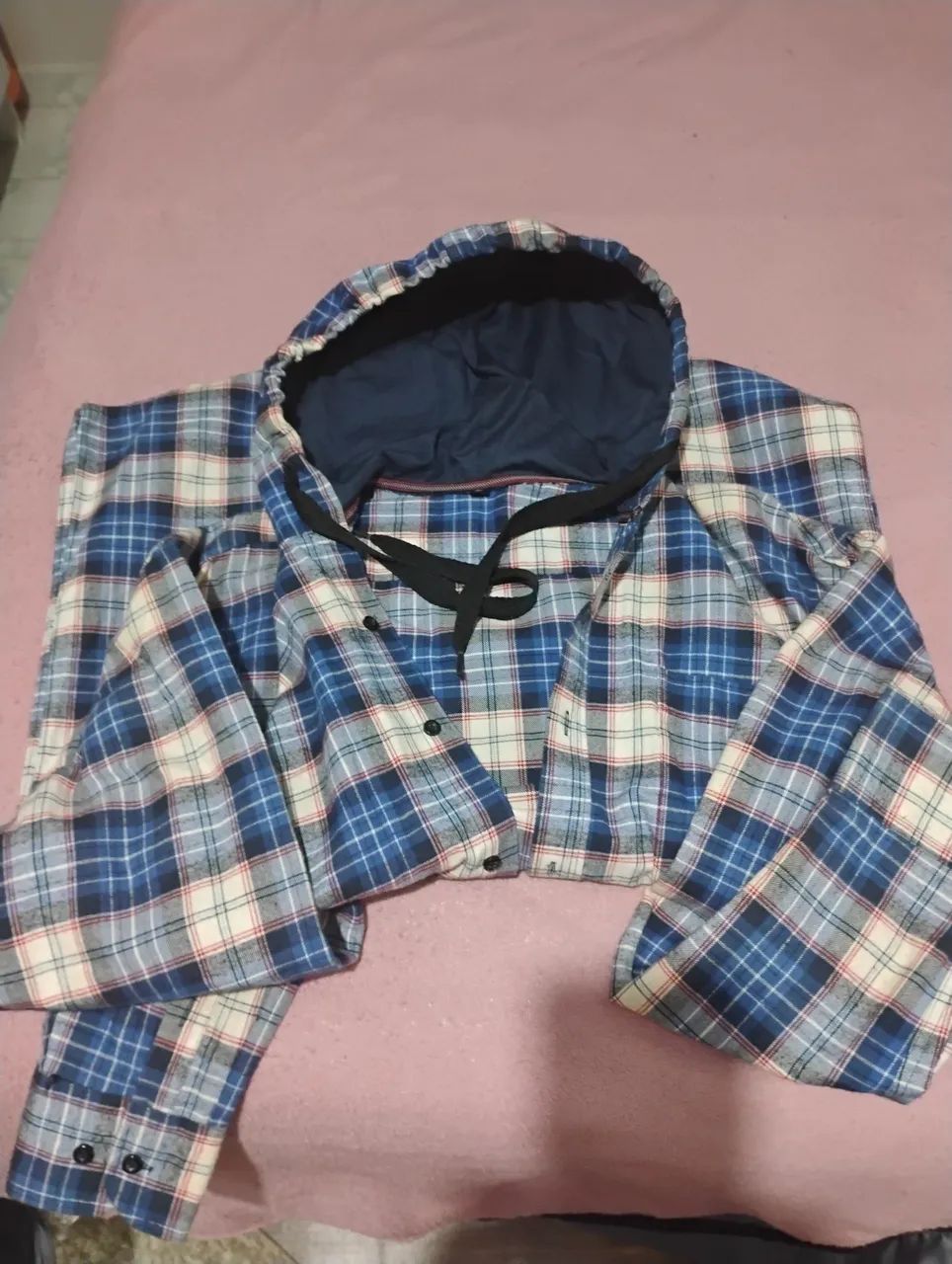 Blusa xadrez com capuz. - Foto 4