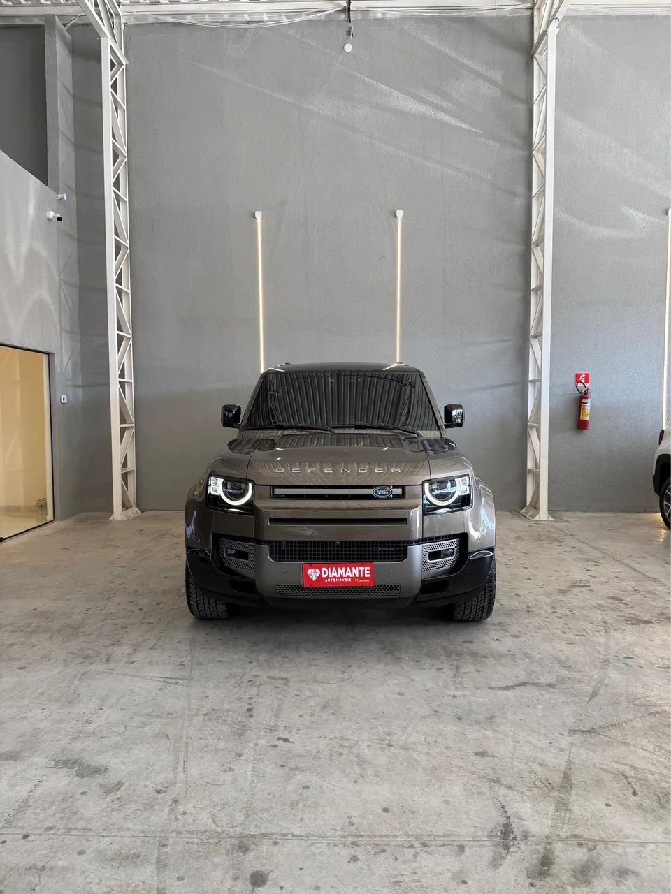 Land Rover Defender 2023