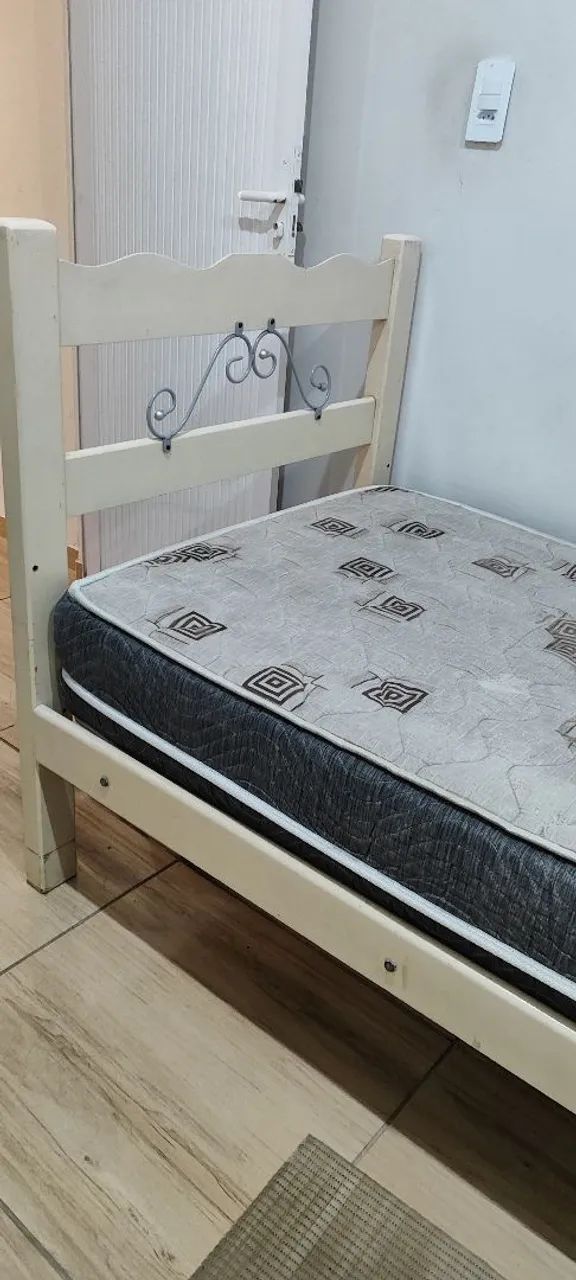 Cama e colchão solteiro 