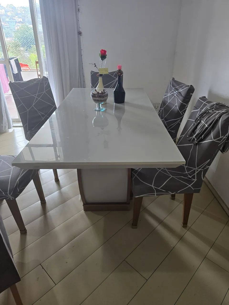 Mesa de tampo de vidro e 6 cadeiras 