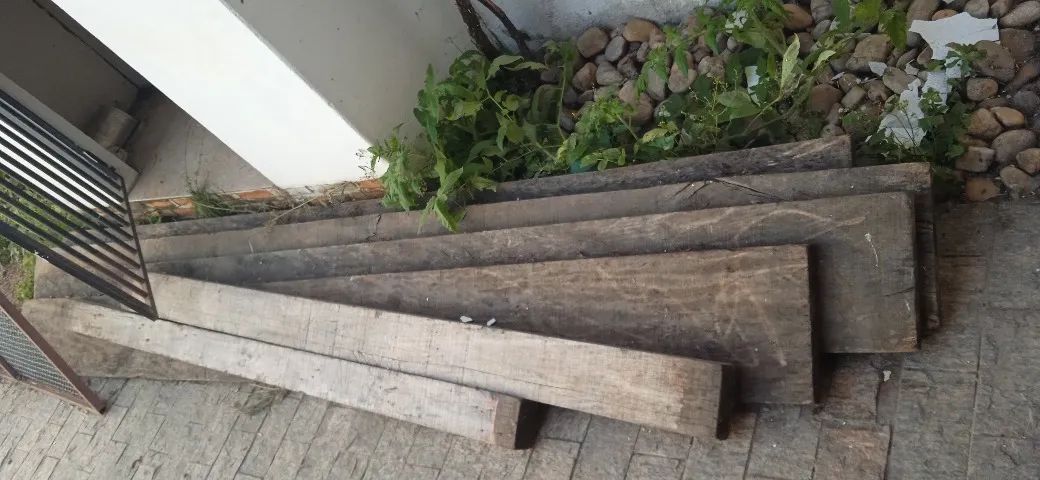 lote de madeiras pranchao e caibros de roxinho