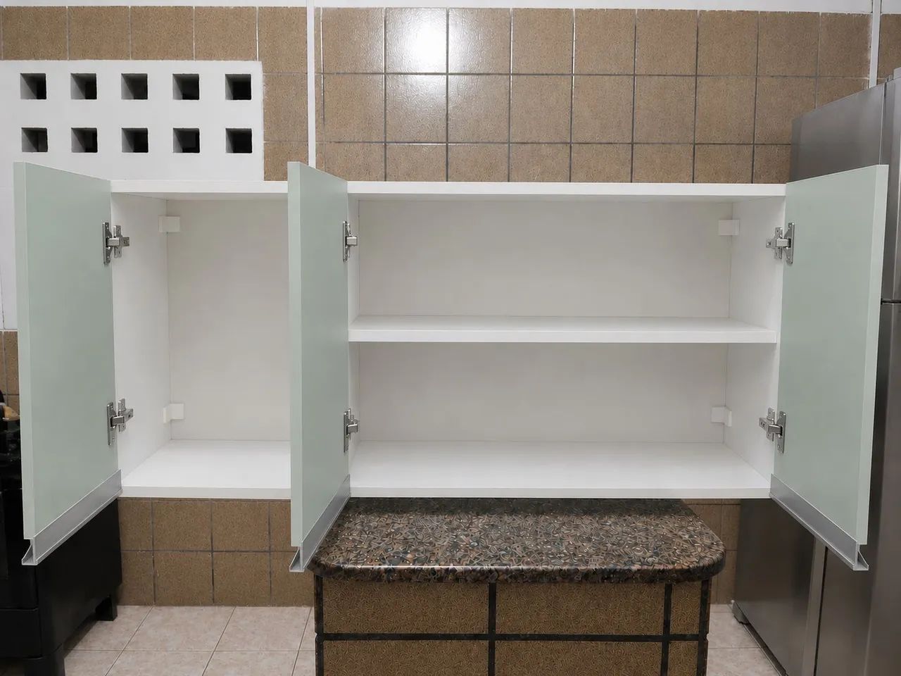 Armário aéreo branco com porta verde - Foto 2