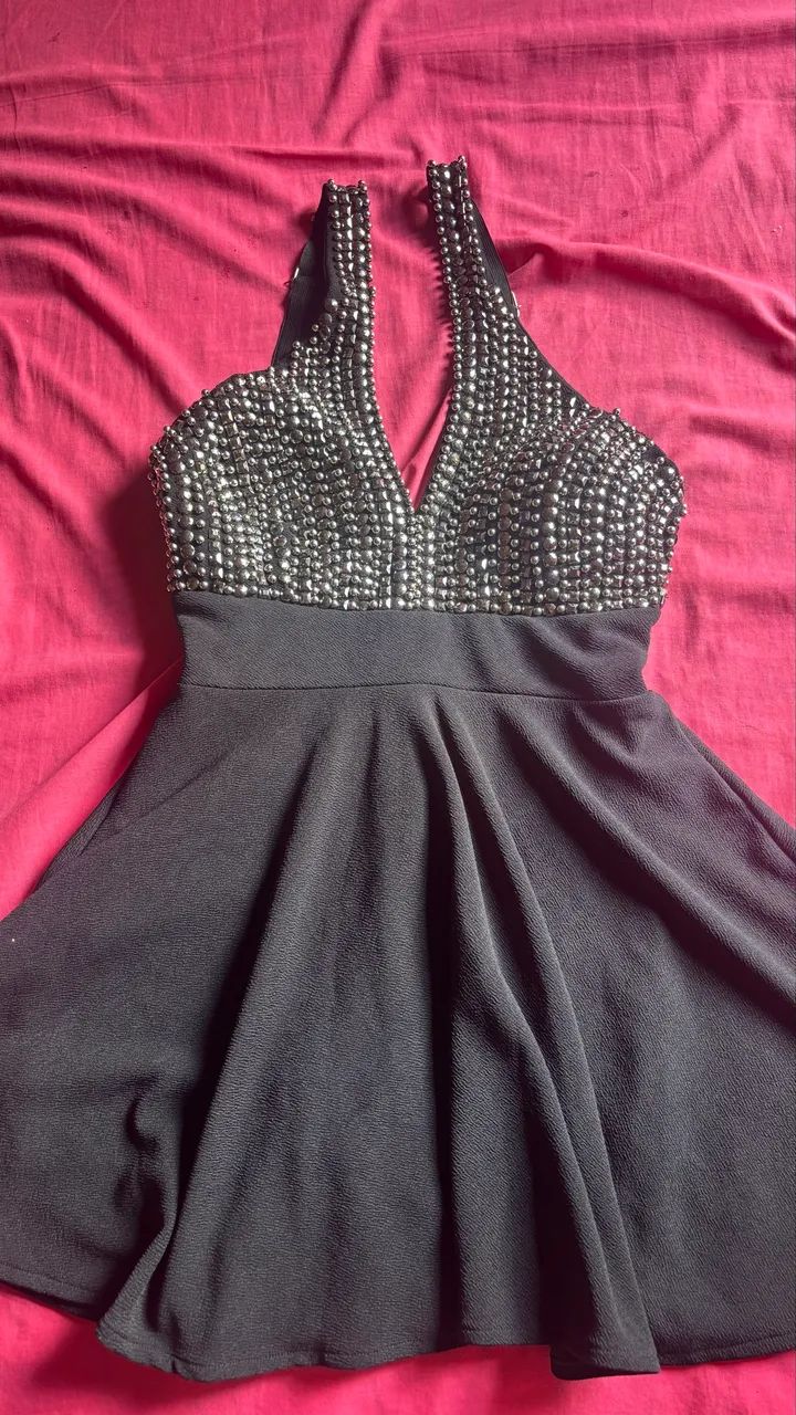 vestido preto com tachas M