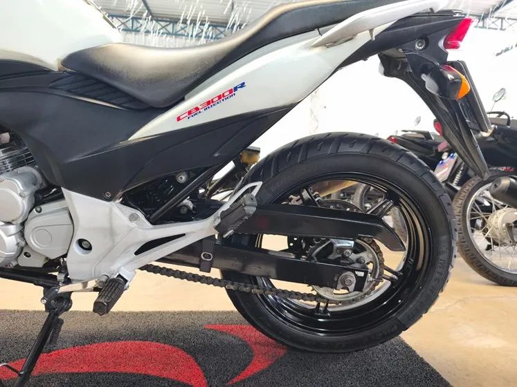 HONDA CB 300R ABS 2012 BRANCA - Foto 2