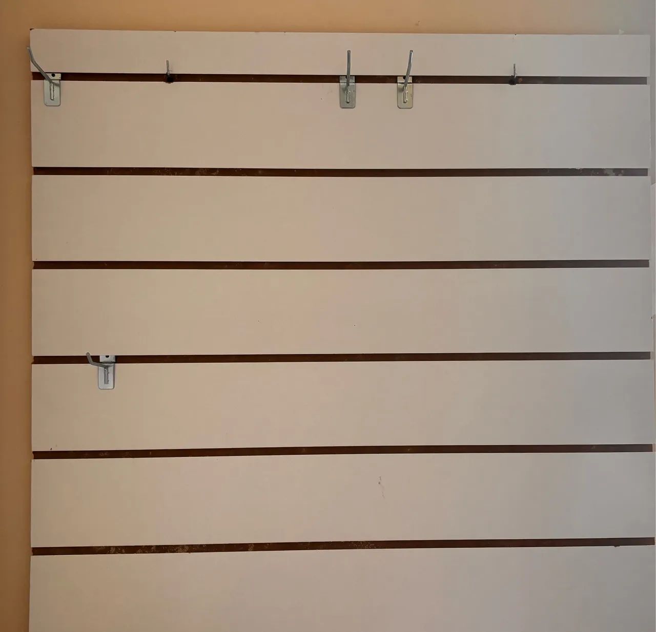 Painel canaletado com 20 ganchos