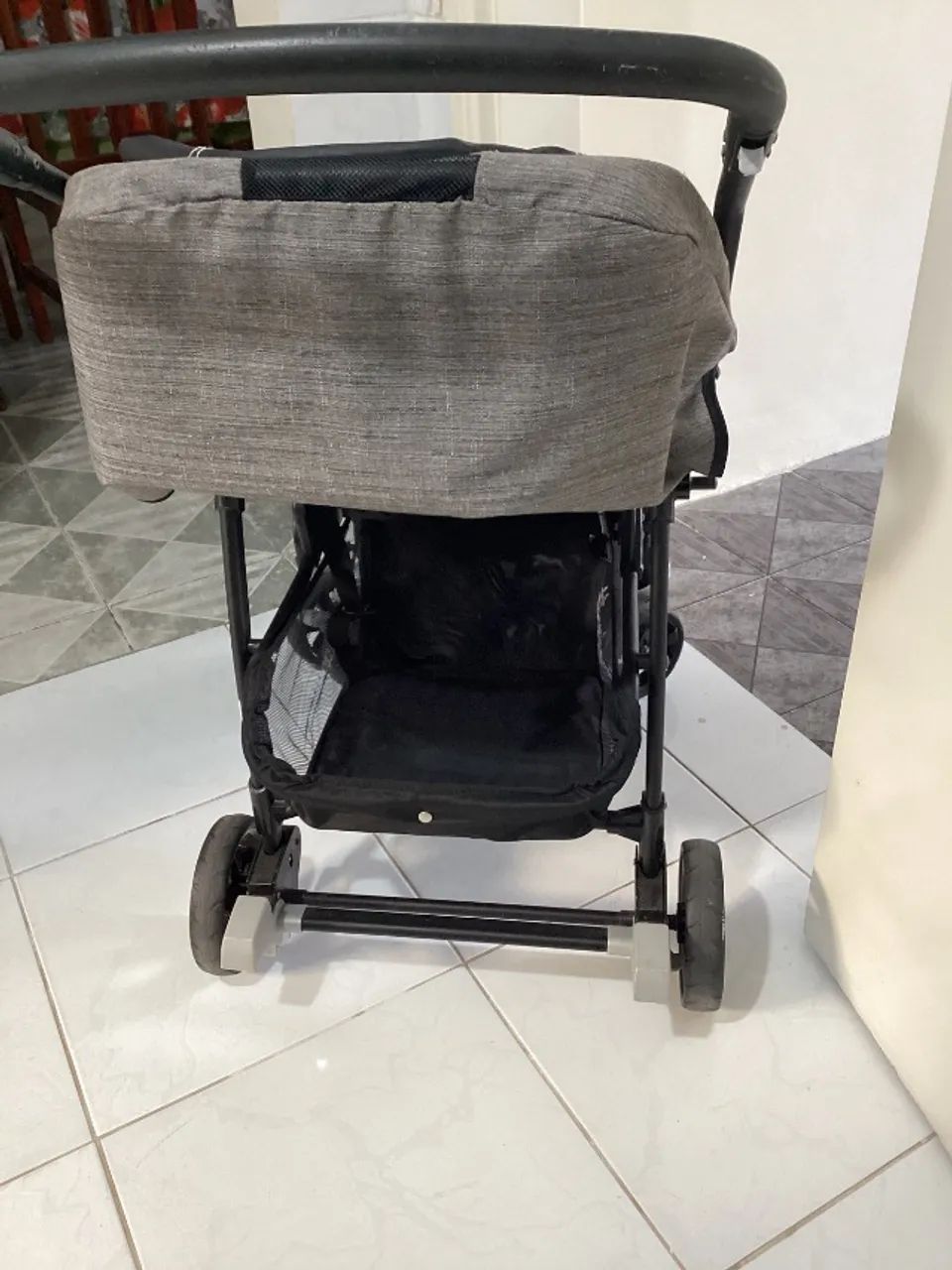 Carrinho de bebê preto - Burrigoto, em bom estado - Foto 4
