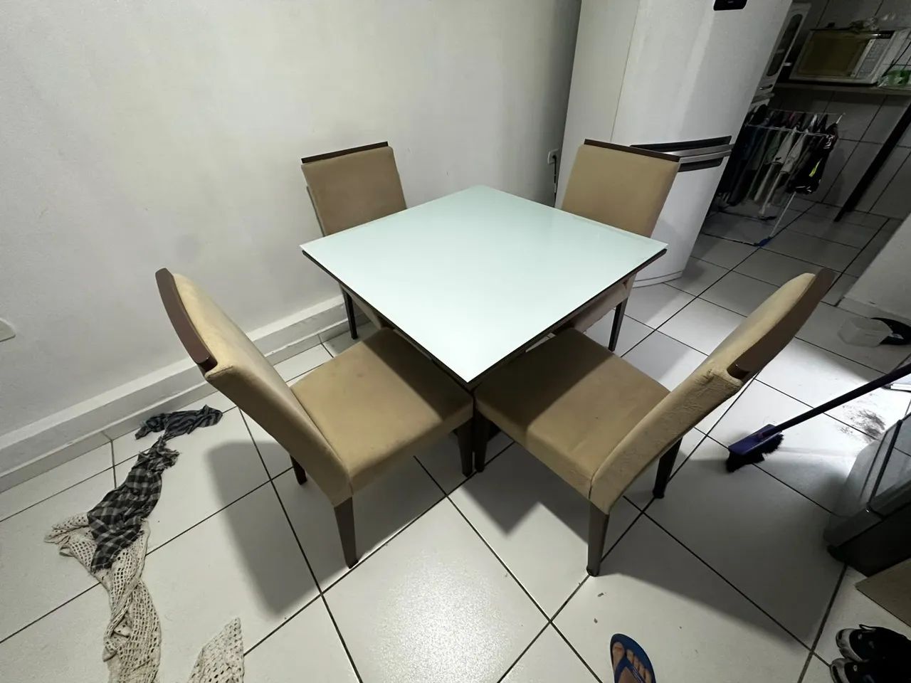 MESA DE JANTAR COM 4 CADEIRAS - TAMPO BRANCO/VIDRO - BEGE - Foto 3