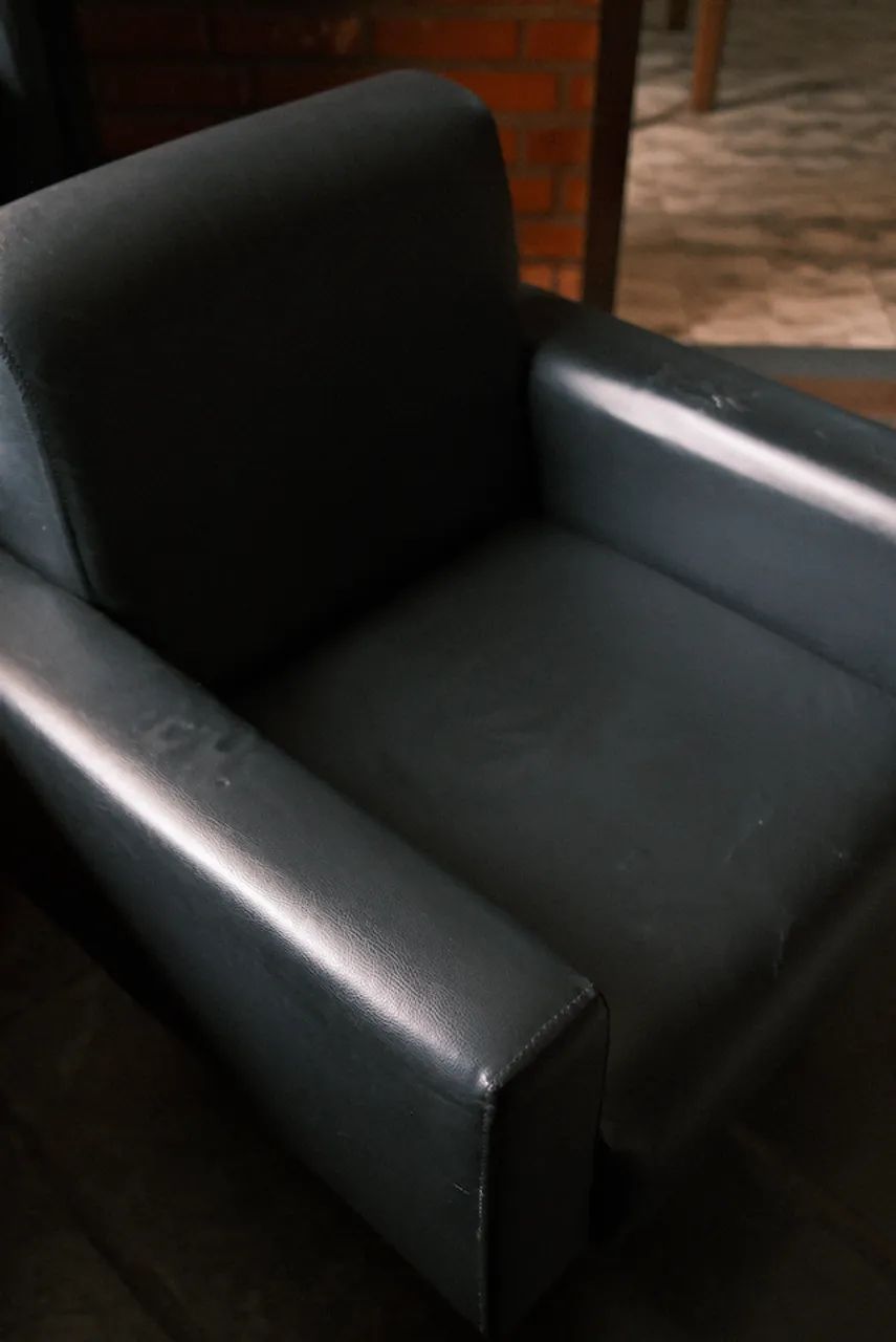 Poltrona em courino preto - Foto 3