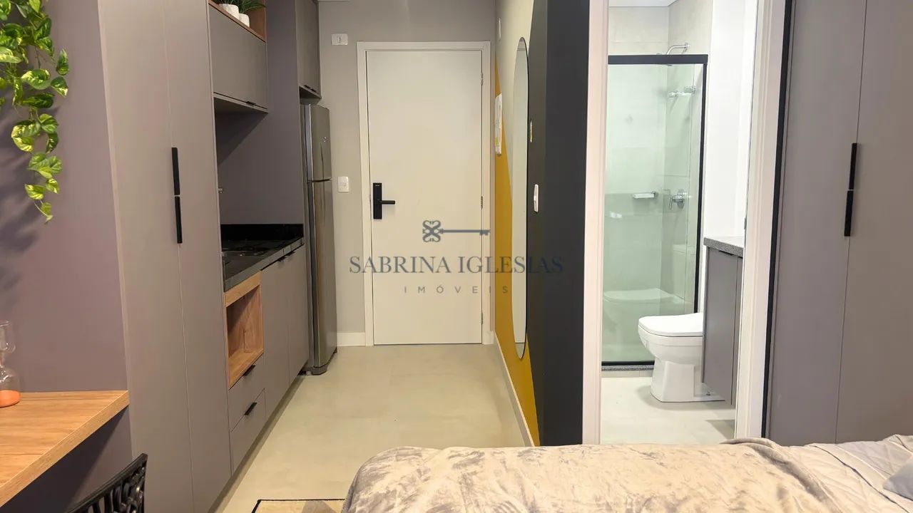 Studio com piso e móveis planejados no Centro de Curitiba - Foto 2