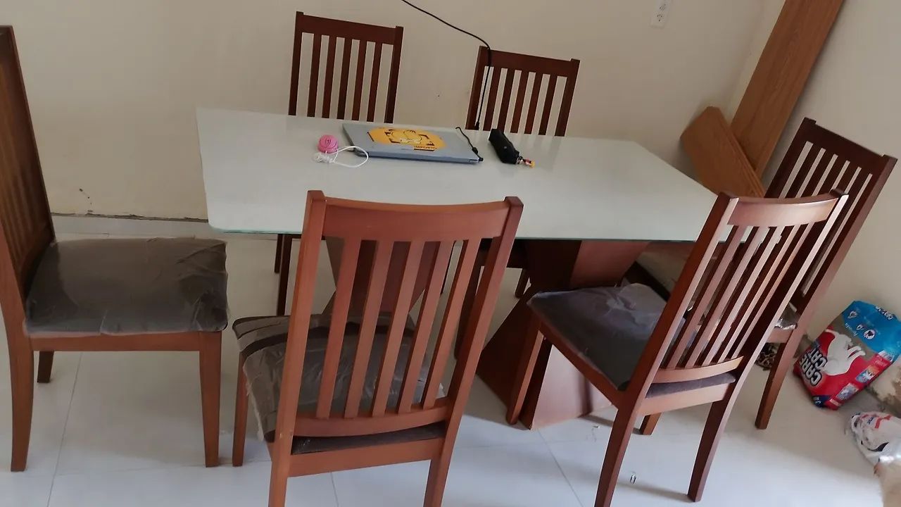 Mesa de madeira e vidro com 6 cadeiras de madeira