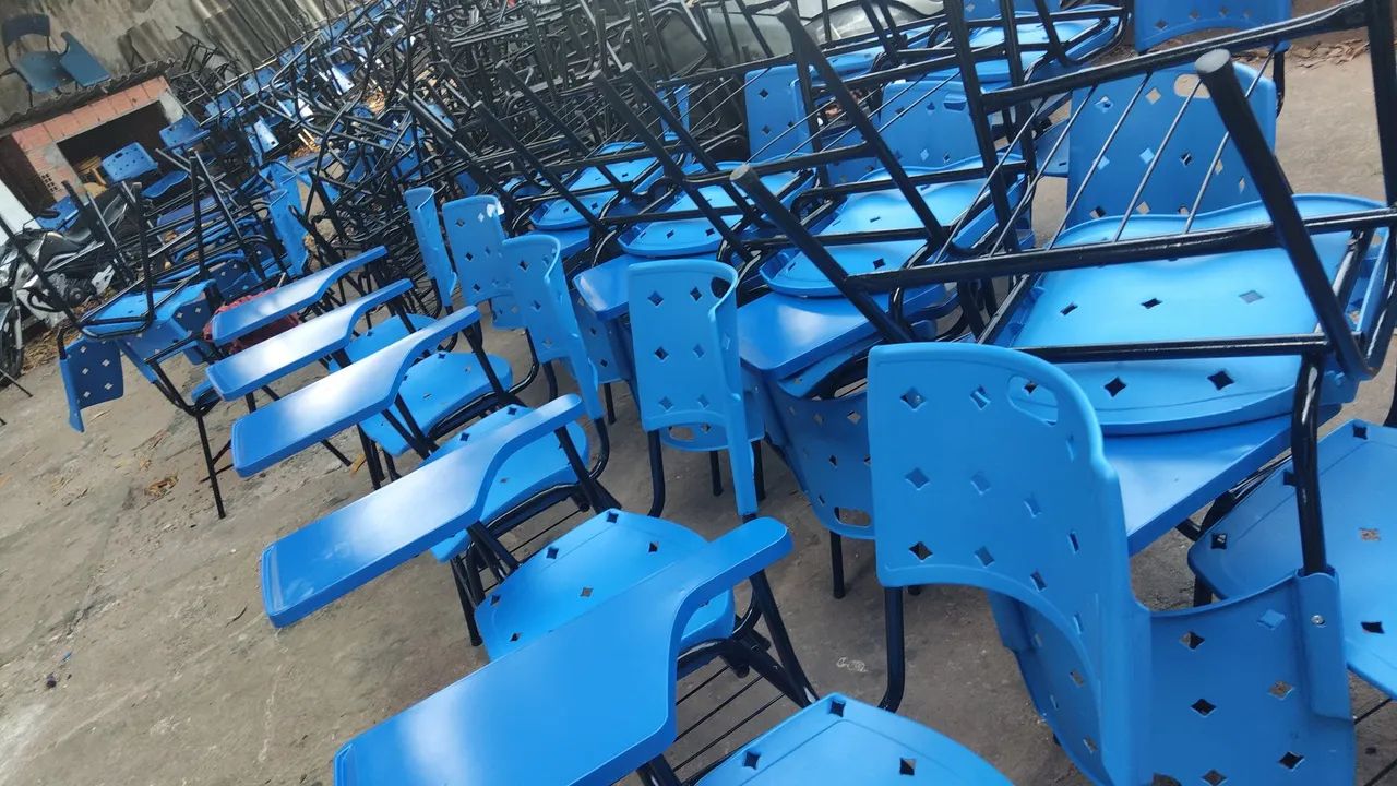 Cadeira escolar de plástico