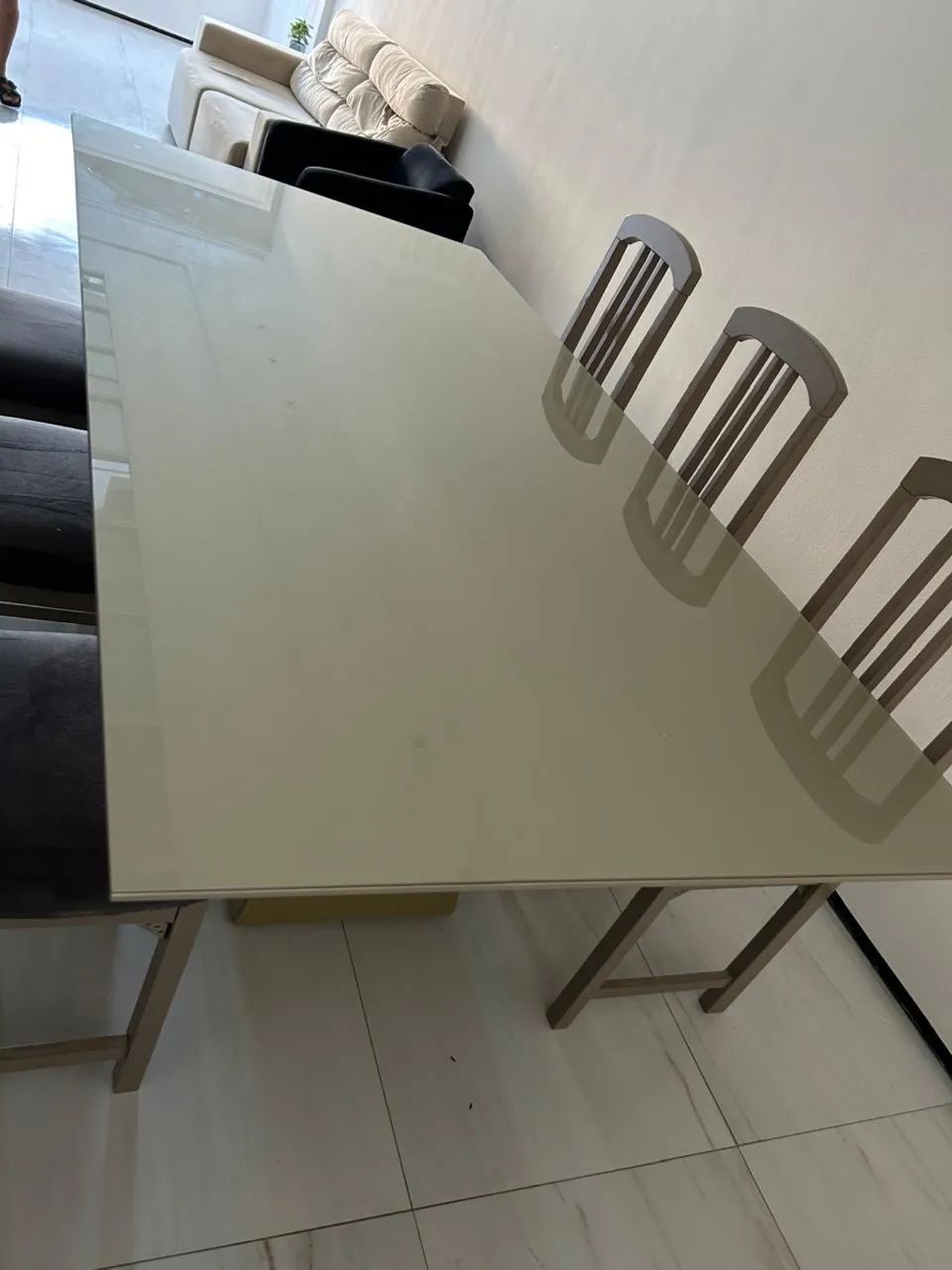 Vendo conjunto de mesa e seis cadeiras de jantar. Super nova 