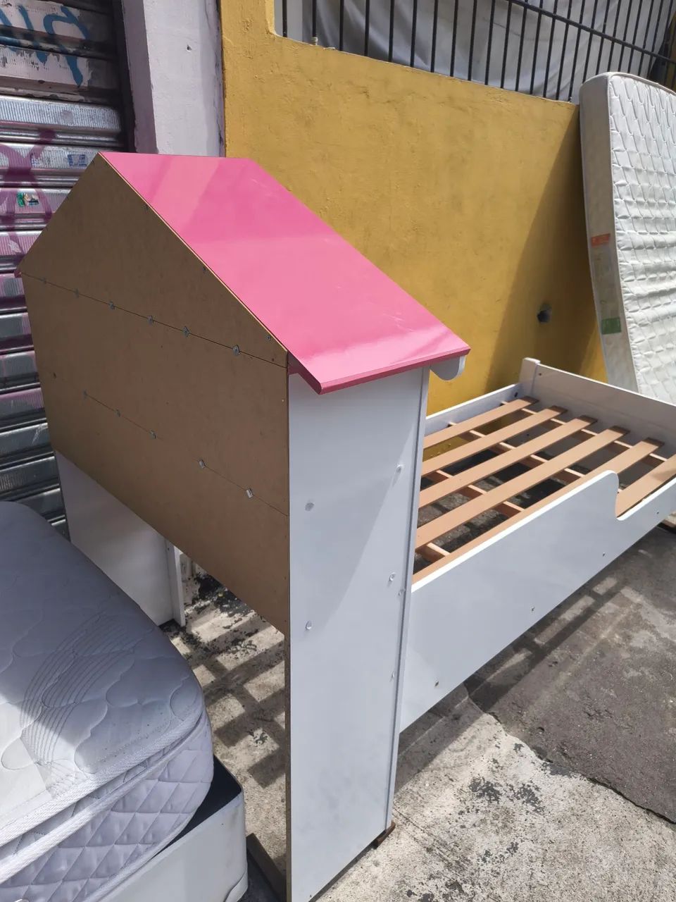 Cama de solteiro princesa branco e rosa 2 meses de uso - Foto 5