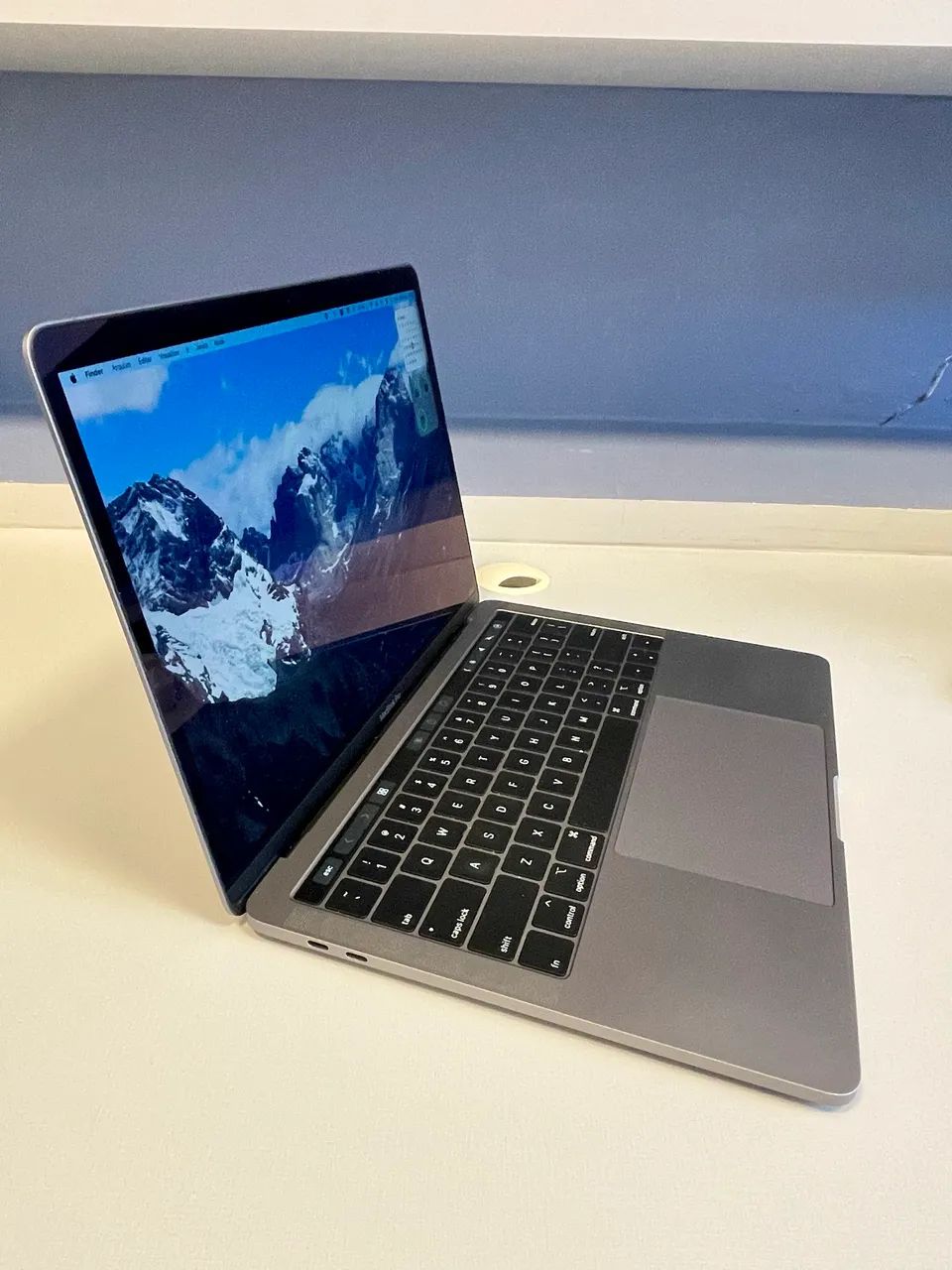 MacBook Pro 13? 2019 i5 8GB 256GB Touch Bar - Estado de Novo