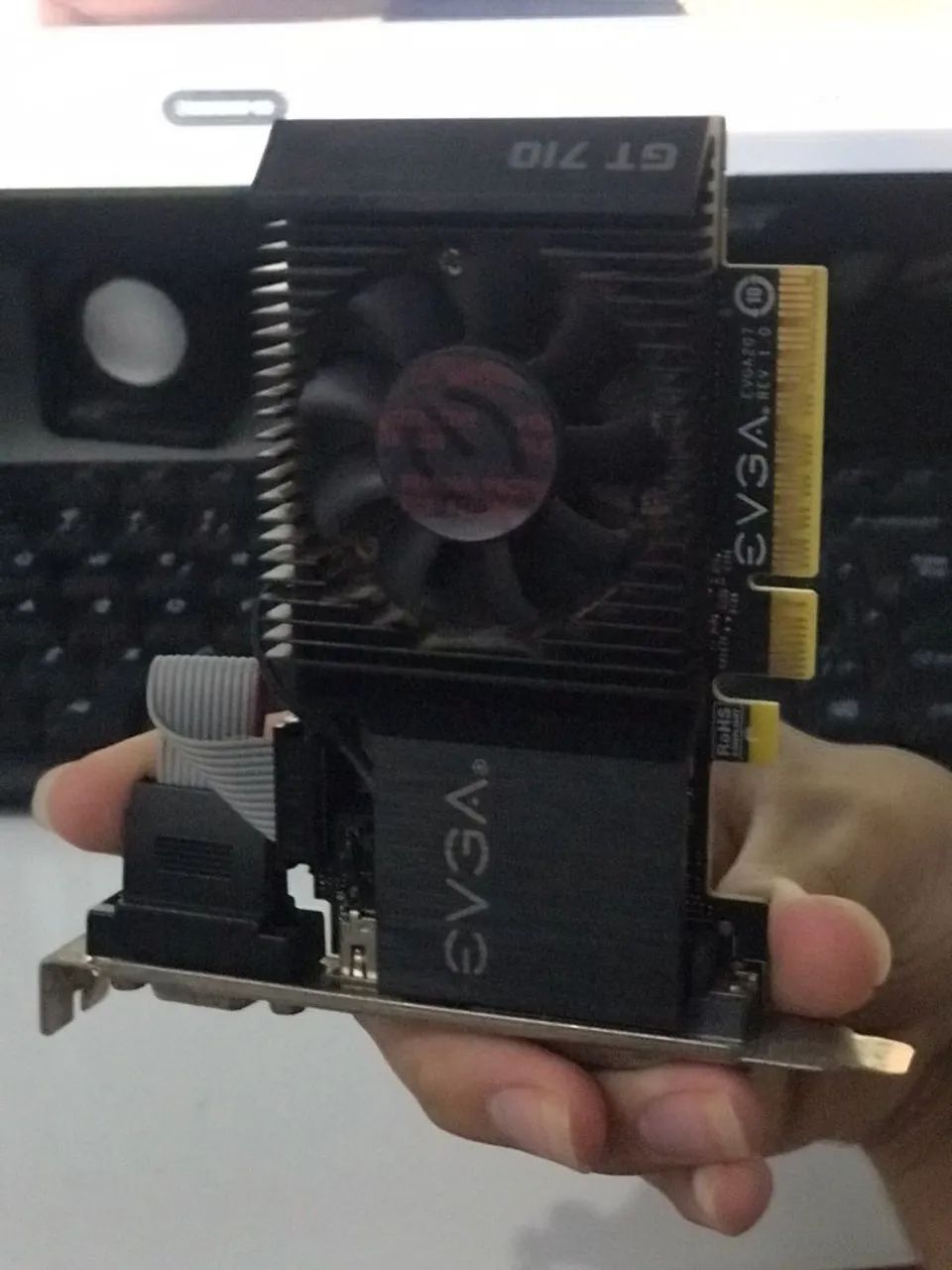 Placa de vídeo GT 710 defeituosa usada - Foto 2