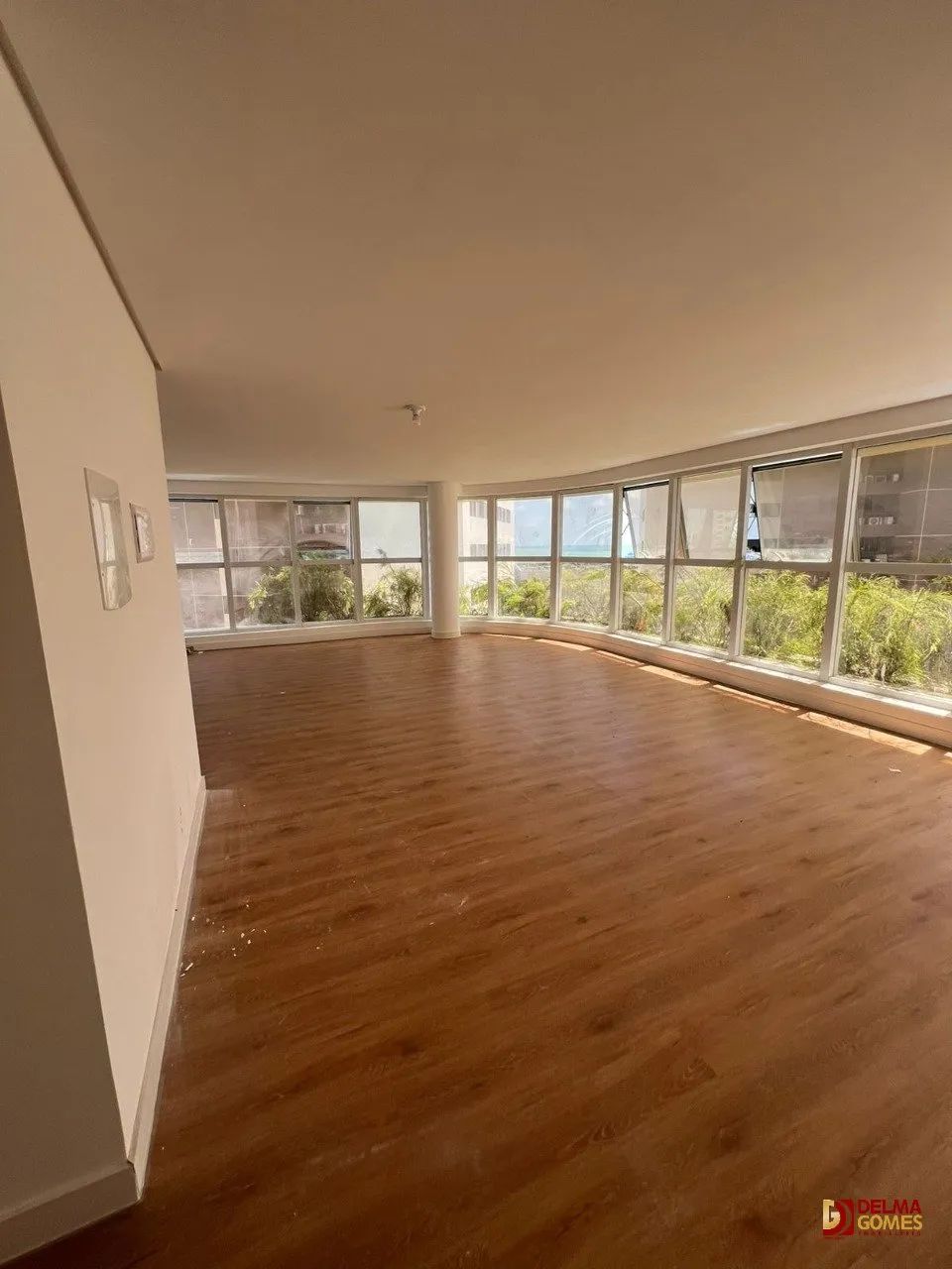 Sala Comercial Moderna com Vista para o Mar