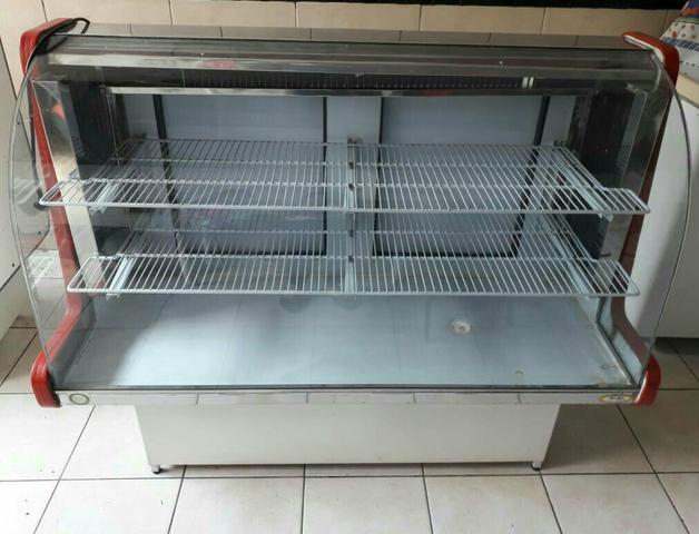 VENDO BALCÃO VITRINE REFRIG VIDRO CURVO, cor Branco com detalhes em vermelho! APROVEITE! - Foto 2