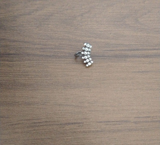 Brinco tipo piercing de prata com ródio negro e zircônia - Foto 4