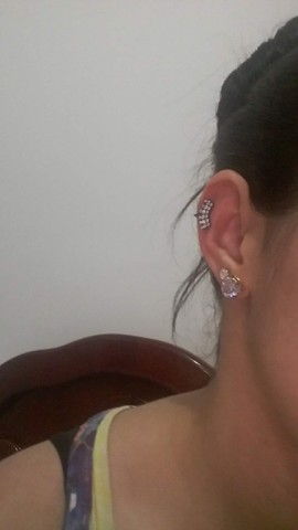 Brinco tipo piercing de prata com ródio negro e zircônia - Foto 2