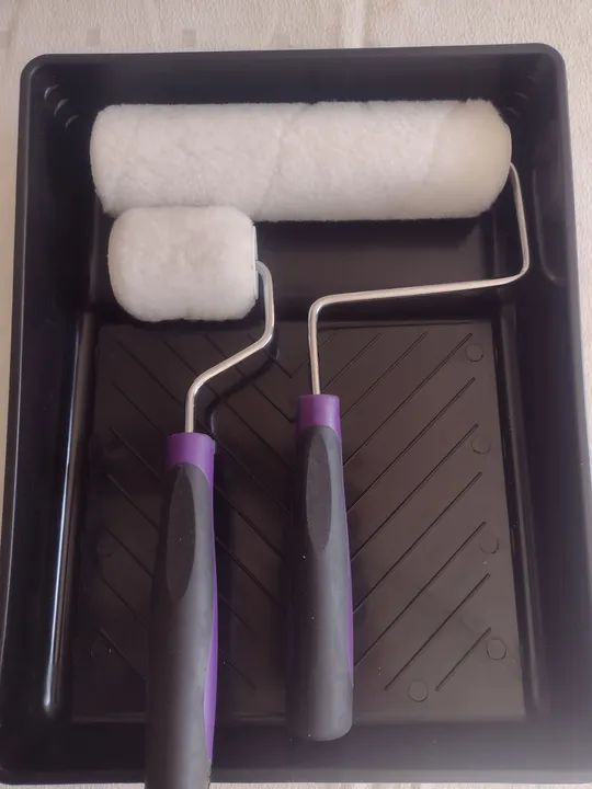Conjunto de rolos de pintura com suporte reservatorio para tintas