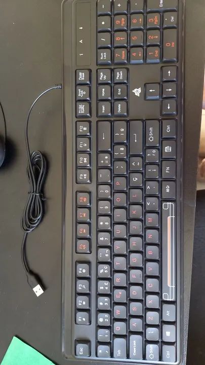 Teclado com Led Arco Iris ainda com caixa - Foto 2