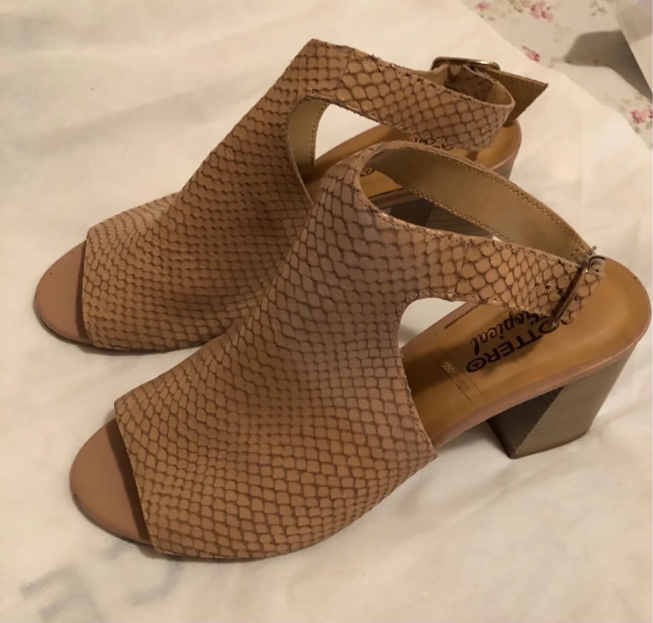 Linda sandália marca Botero, super nova, pouco usada, número 35