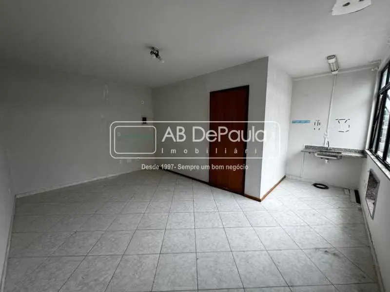 ALUGA EM VILA VALQUEIRE - PRAÇA SAIQUI, 40 - SALA COMERCIAL