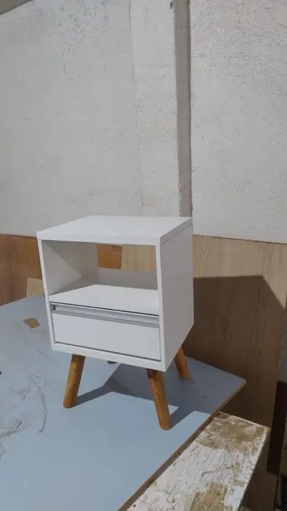 Mesa de Cabeceira com Gaveta e Prateleira