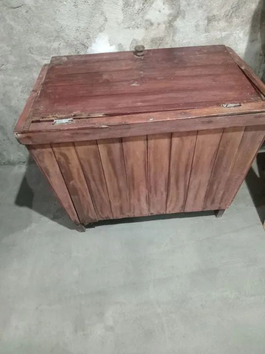 Vendo um baú de madeira 