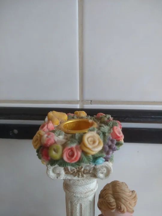 Porta vela castiçal menino em resina  - Foto 4