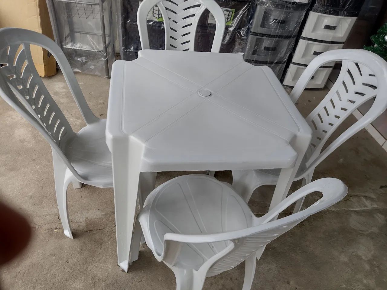 Conjunto de Mesa e Cadeiras de Plástico - Branco - Foto 2