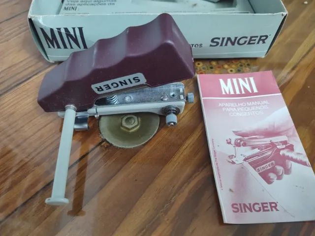Mini máquina de costura super portátil Singer - anos 60~70 com caixa e manual