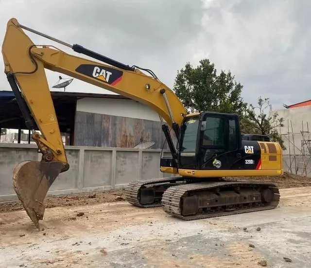 ESCAVADEIRA CAT 320D2