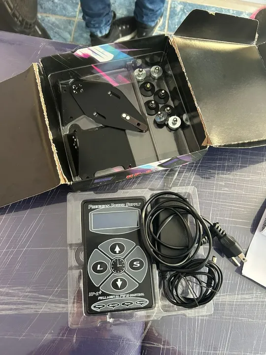 Kit Fonte De Tatuagem Hp2 Com 2 Suportes, Electra Pop - Preta, Cabo Clip Cord e 2 Pedais