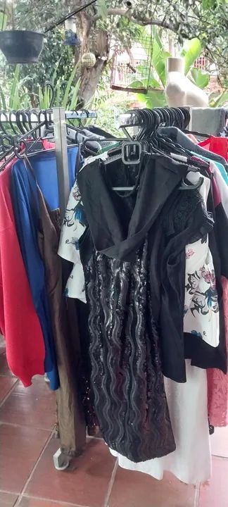 Vendo Brechó completo,balcão,araras,cabides,roupas  - Foto 2