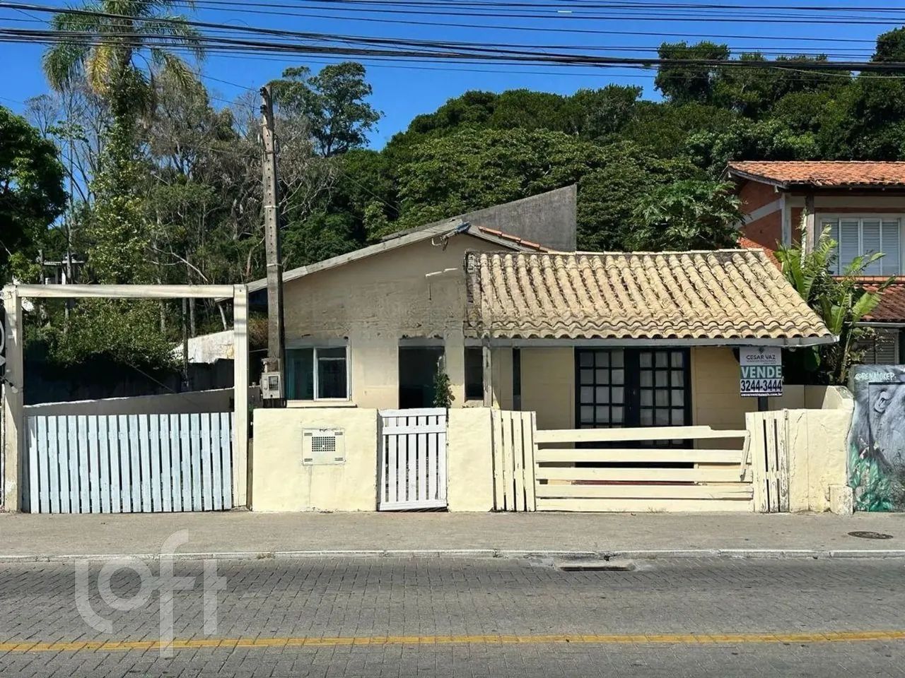 Casa de Madeira frente pra Lagoa da Conceição na Avenida das Rendeiras