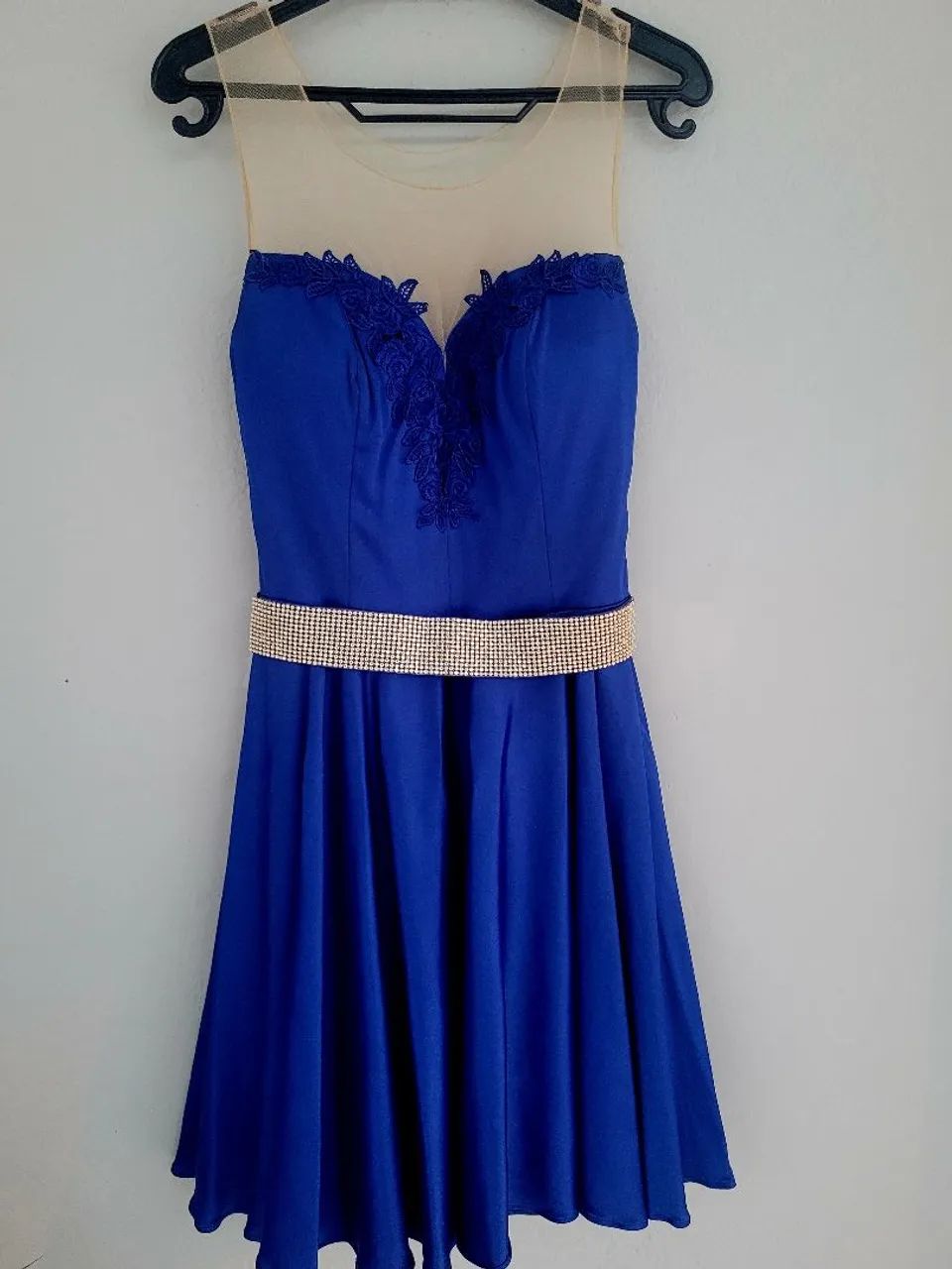 Vestido azul com renda e cinto dourado