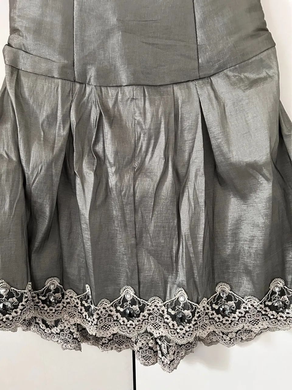 Vestido de festa cinza com detalhes - Foto 4