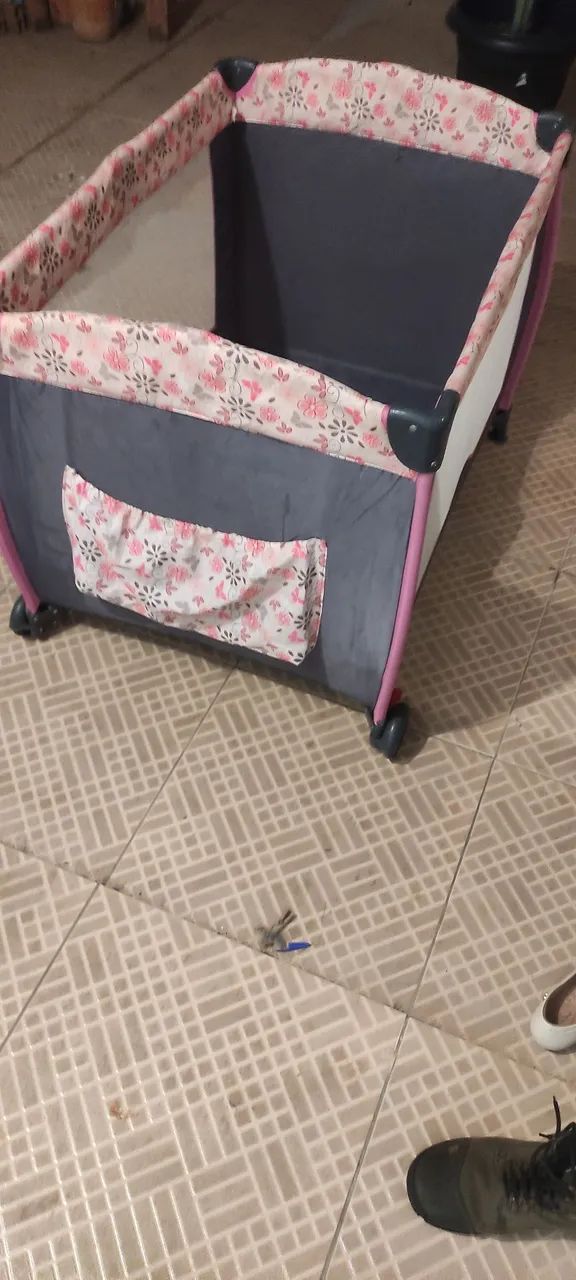 Berço portátil infantil com estampa floral