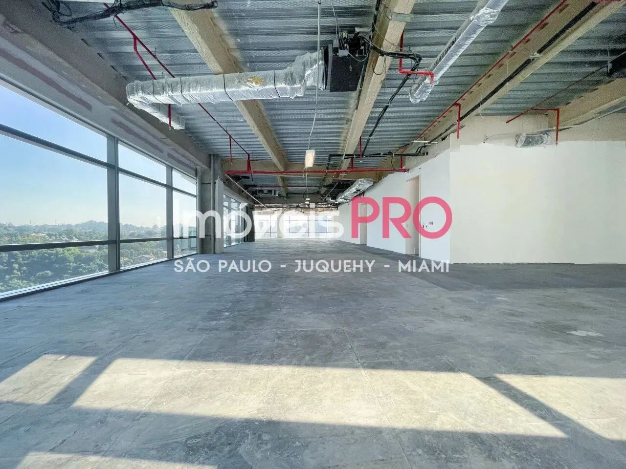 Conjunto comercial com 670 m2, 20 vagas, próximo da Marginal e da estação Morumbi.