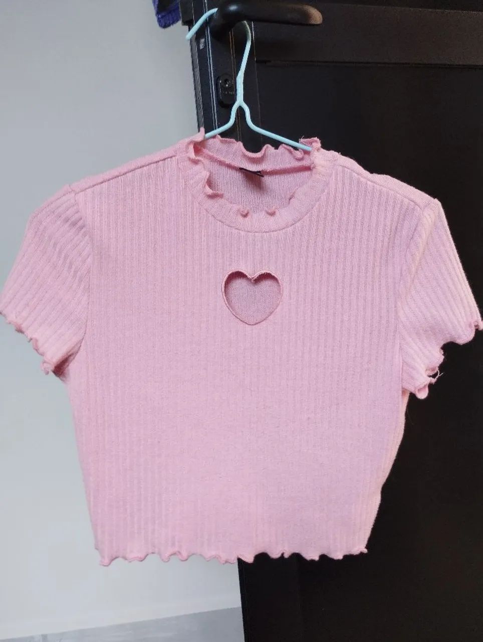 Blusa Cropped Rosa com Detalhe em Coração