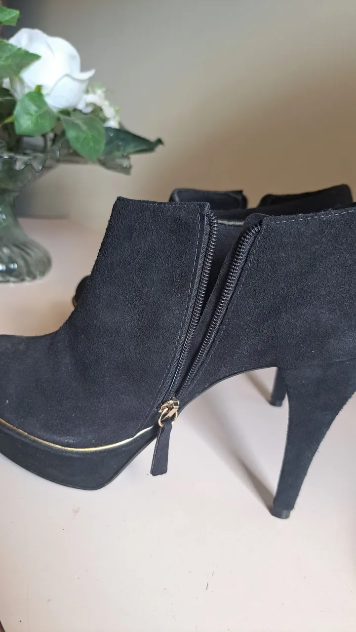 Bota Preta de Salto Alto - Elegância e Conforto