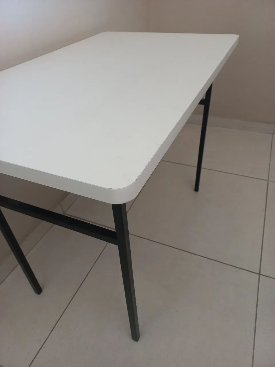 Mesa gamer branca com estrutura em ferro preta65570224336643122