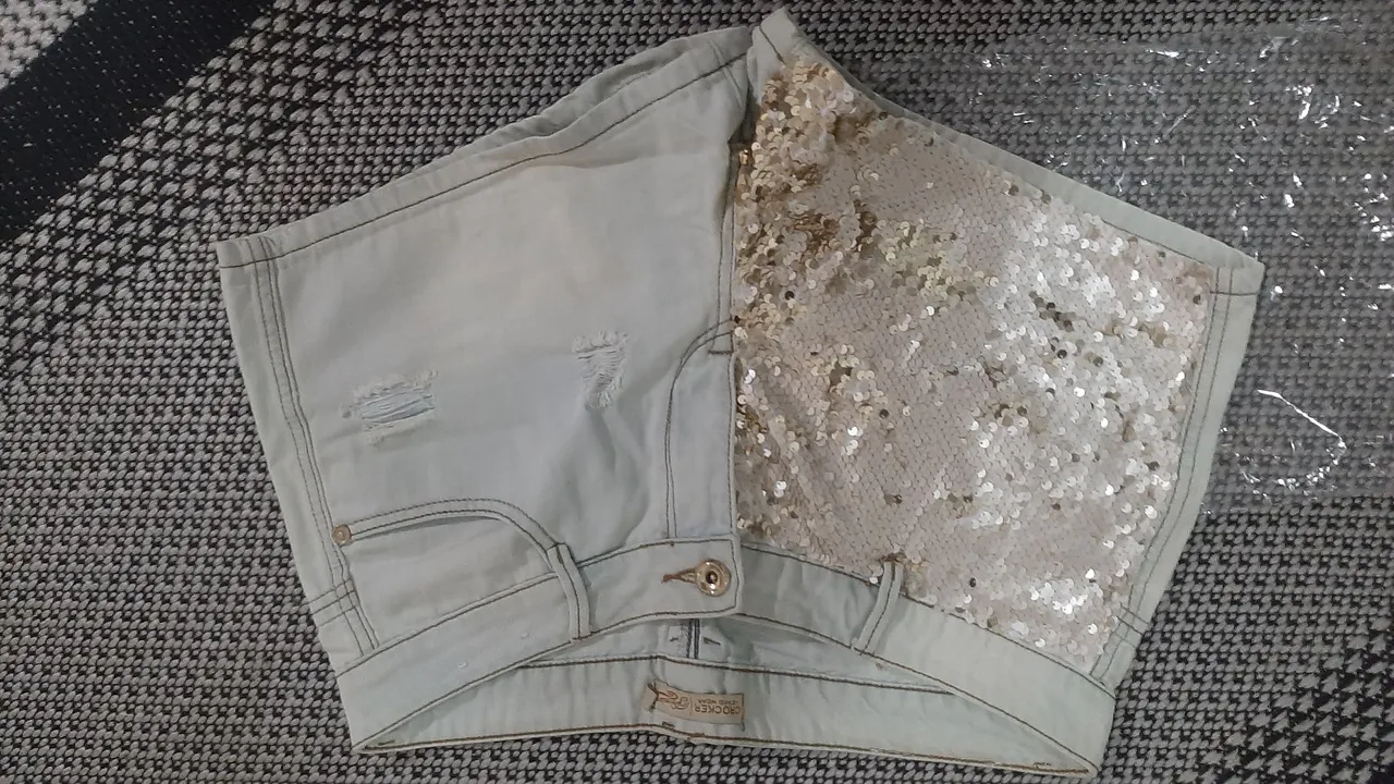 Short Jeans com Detalhe em Paetê